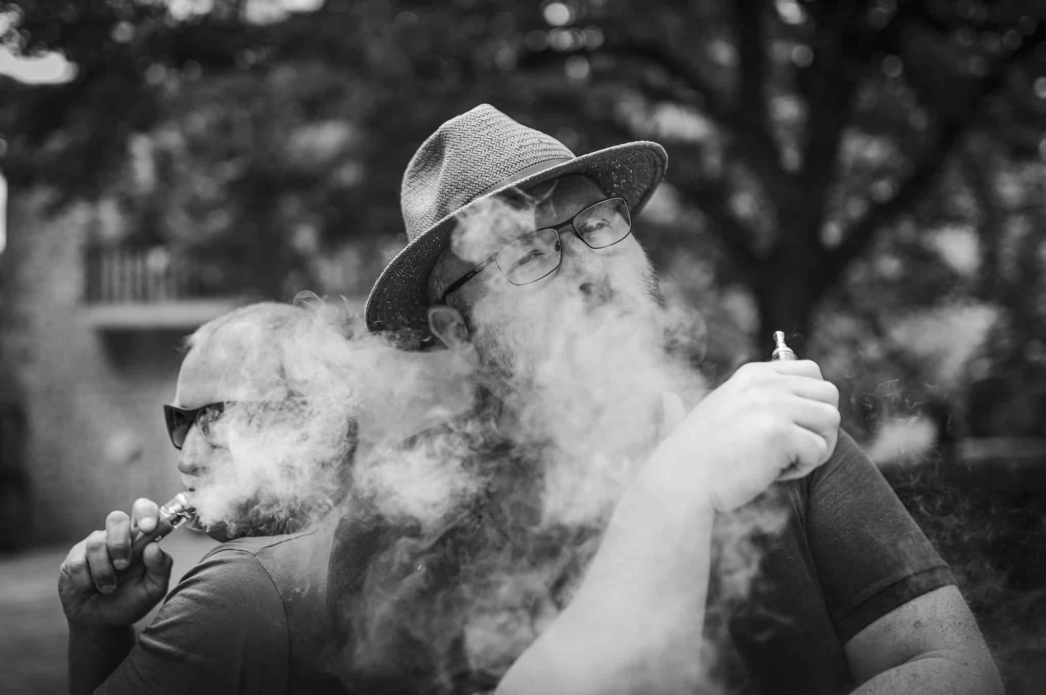 Zwei ältere Männer mit E-Zigaretten